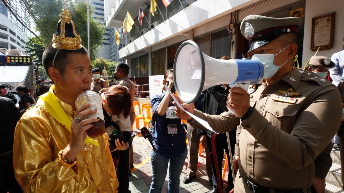 Thajka na protestu napodobila thajskou královnu. Čekají ji dva roky vězení